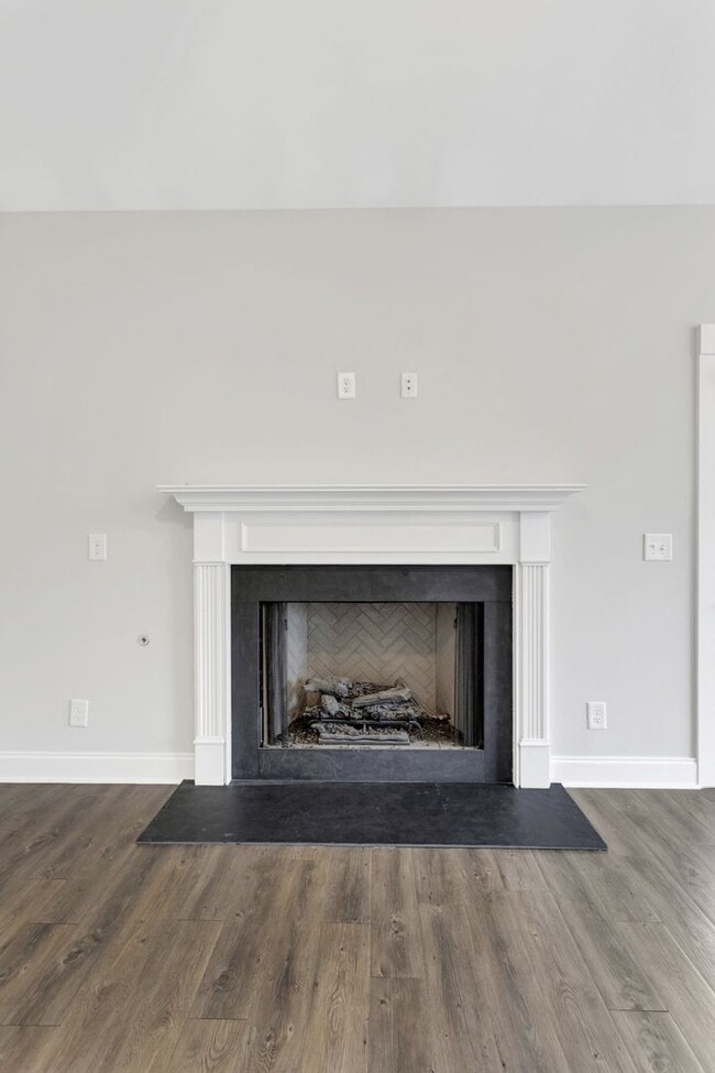 Building Photo - 4BR/3.5BA All-Brick Home Near Top Williams...