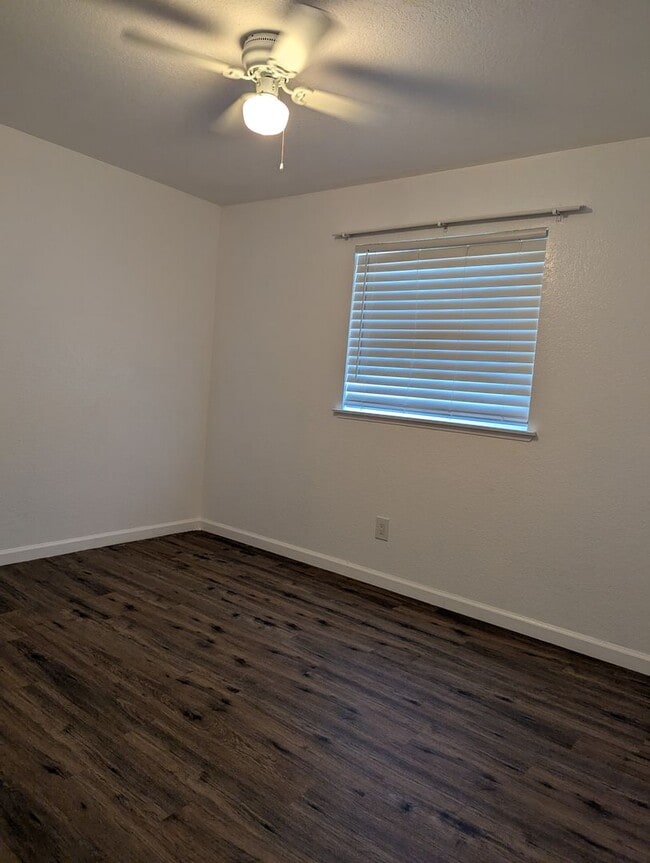 Building Photo - Spacious 3 Bedroom 2 Bath Home Available F...