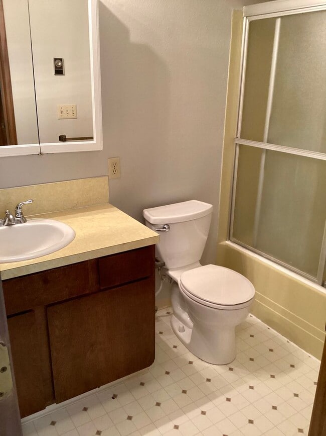 Building Photo - Cute 2 bed 1 bath apartment in nice neighb...