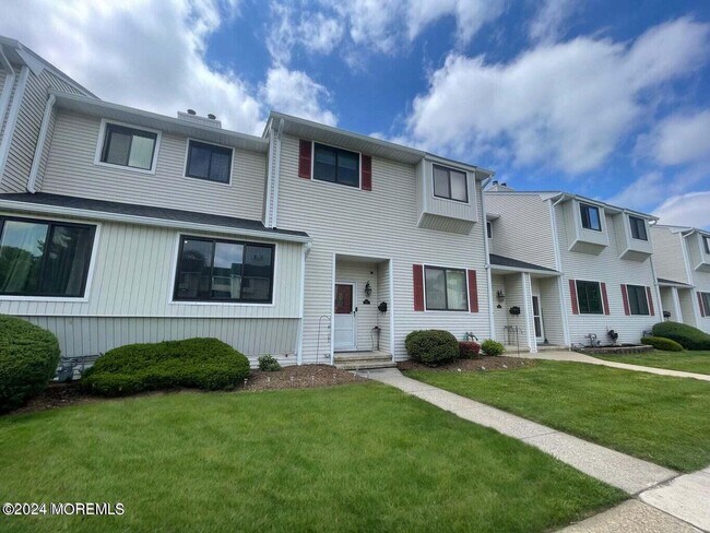 Building Photo - 562 Clubhouse Dr