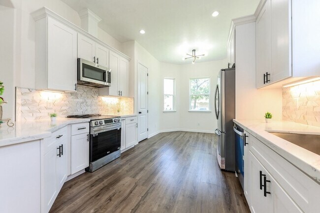Building Photo - 427 Vane Way