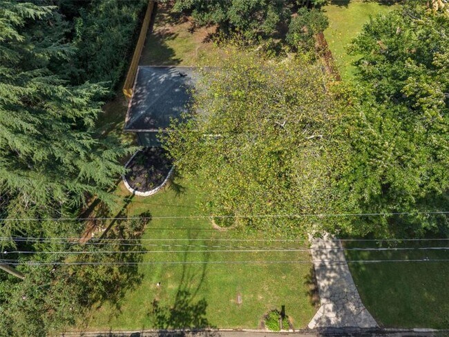 Building Photo - 610 Oriole Dr SE