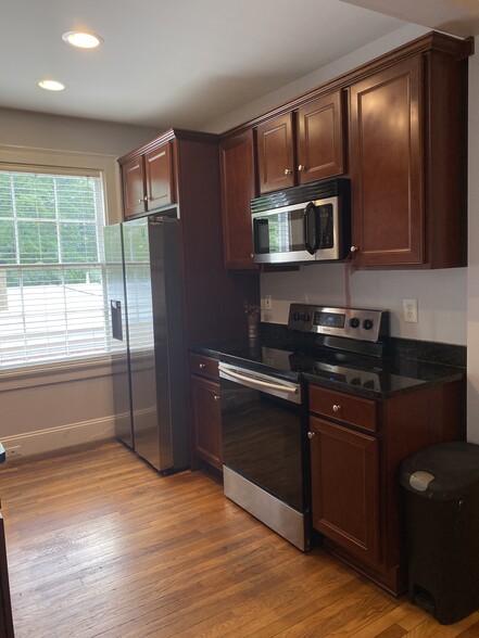Stainless steel appliances - 1630 Monument Ave
