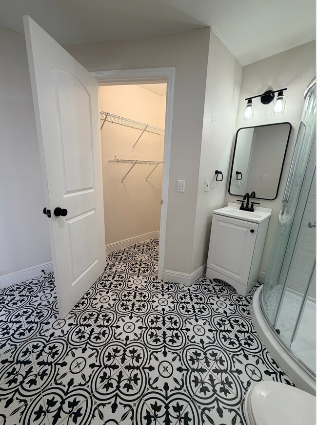 Building Photo - Midtown Studio