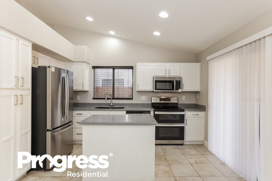 Building Photo - 10842 W Sands Dr