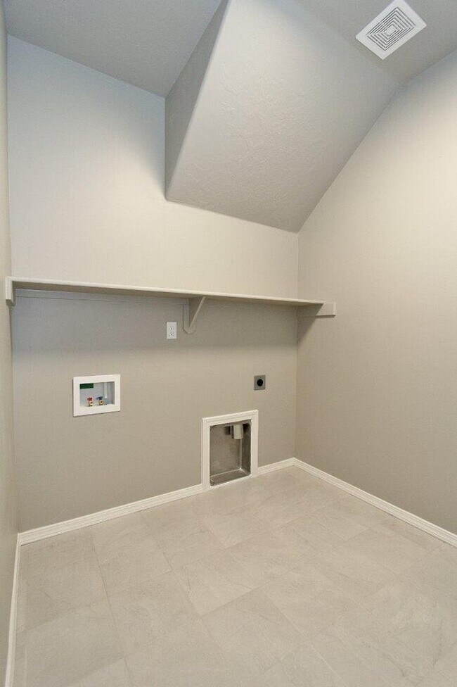 Building Photo - Spacious Home in Quiet Neighborhood