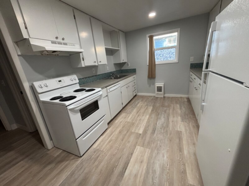 Building Photo - 2950 SW Beach Ave