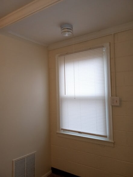 Building Photo - 2947 Schofield Ave