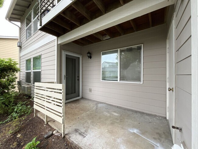Building Photo - Spacious 904 Sq Ft Home in Bethany with Garage Parking, Washer/Dryer & Modern Kitchen Features