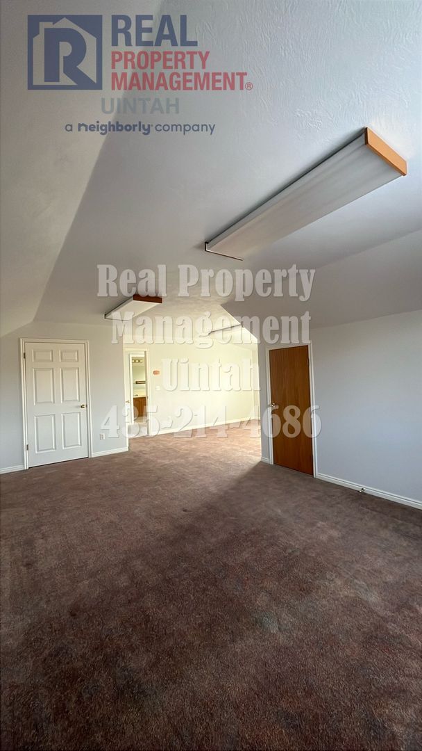 Building Photo - RENT & DEPOSIT HAS BEEN REDUECED!! Cute 6 ...