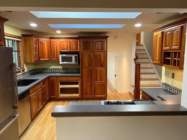 Building Photo - CUSTOM 3BD 2.5BA HARDWOOD FLOORS THROUGHOUT