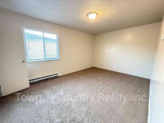 Building Photo - 250 E Romie Ln
