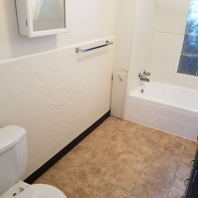 Building Photo - Spacious 2 bed 1 bath apartment on Main st...