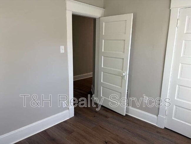 Building Photo - 3130 N Park Ave