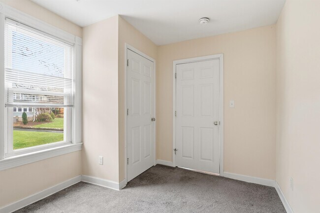 Building Photo - 168 Woodside Ave