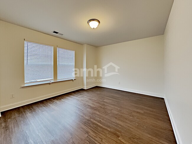 Building Photo - 212 Lake Vista Dr