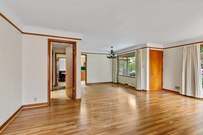 Building Photo - Sunny 4 BR home with lots of space!