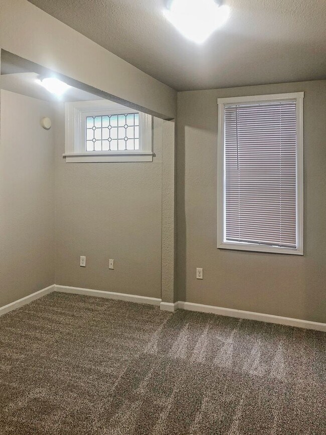 Building Photo - 824 S L St