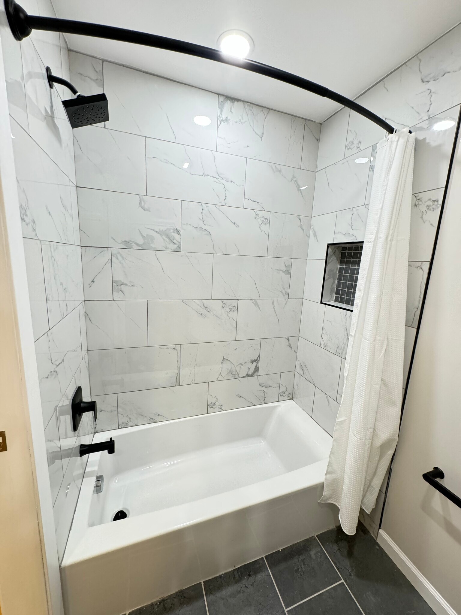 hallway bathroom tub - 1013 Mountfort Ct SW