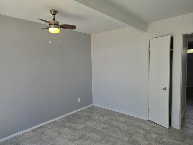 Building Photo - 735 E Louise Dr