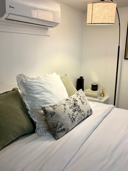 Building Photo - 256 Aqueduct Rd