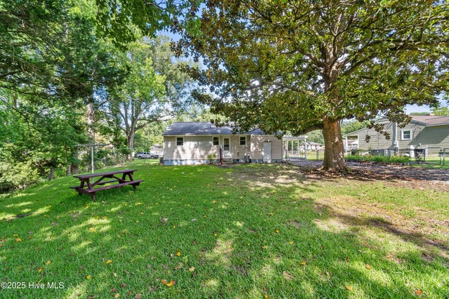 Building Photo - 513 Jarman St