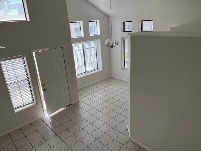 Building Photo - COMING SOON! 3 bed 3 bath Town house with ...