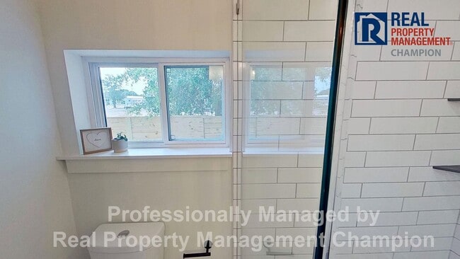 Building Photo - Freshly Renovated Minutes to downtown Wilmington dining, with off-street parking