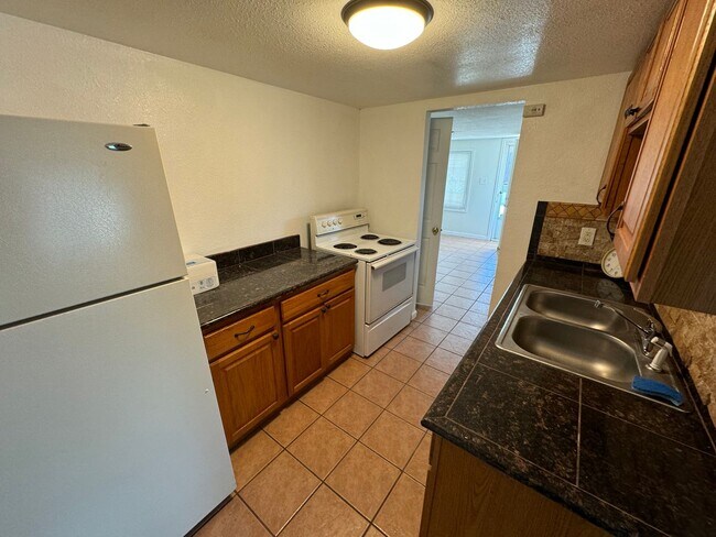 Building Photo - Charming 2 bedroom House