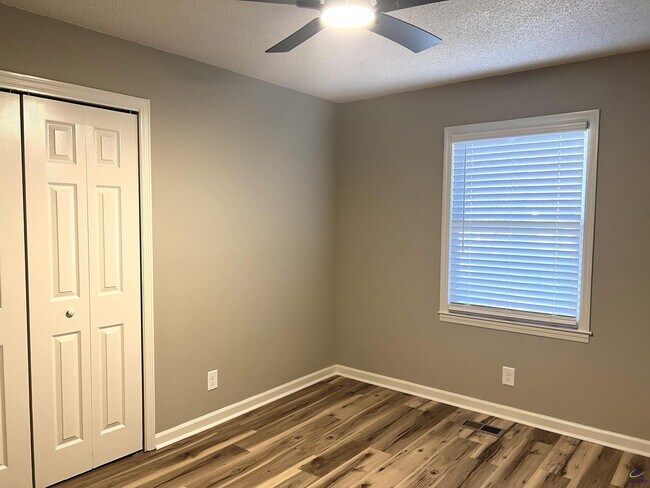 Building Photo - 221 Jefferson Cir