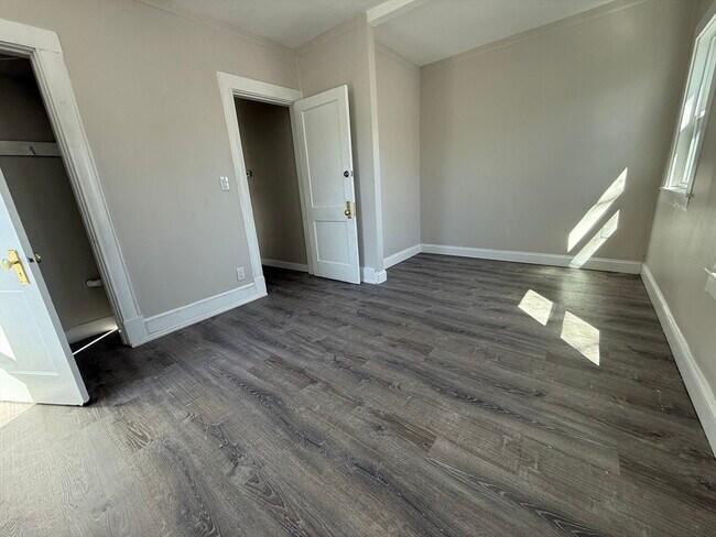 Building Photo - 68 Ash St