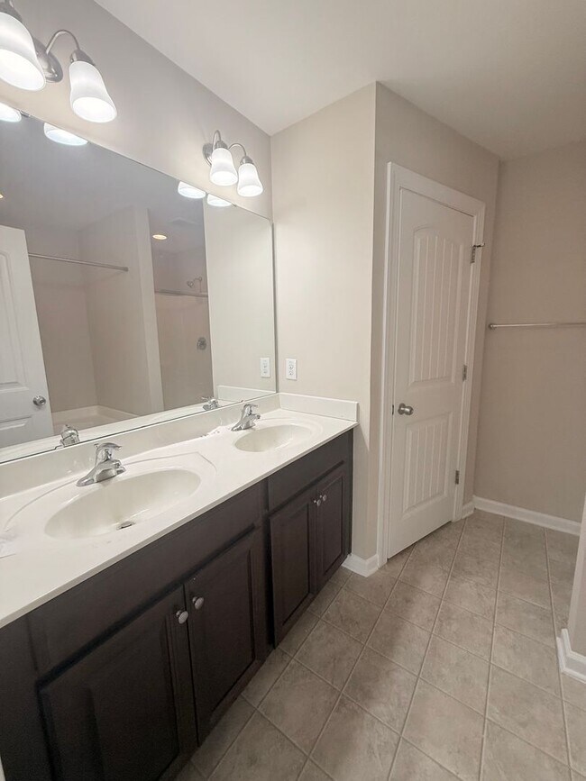 Building Photo - Beautiful Providence Place Townhome Near RTP & RDU – Pool Community!