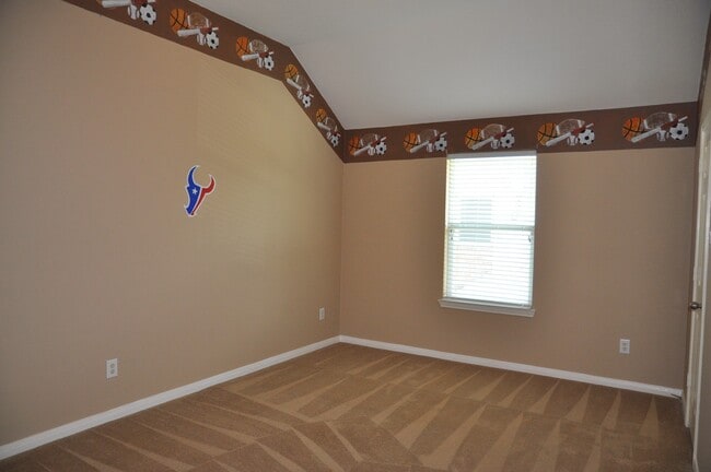 Building Photo - 2222 Drake Falls Dr