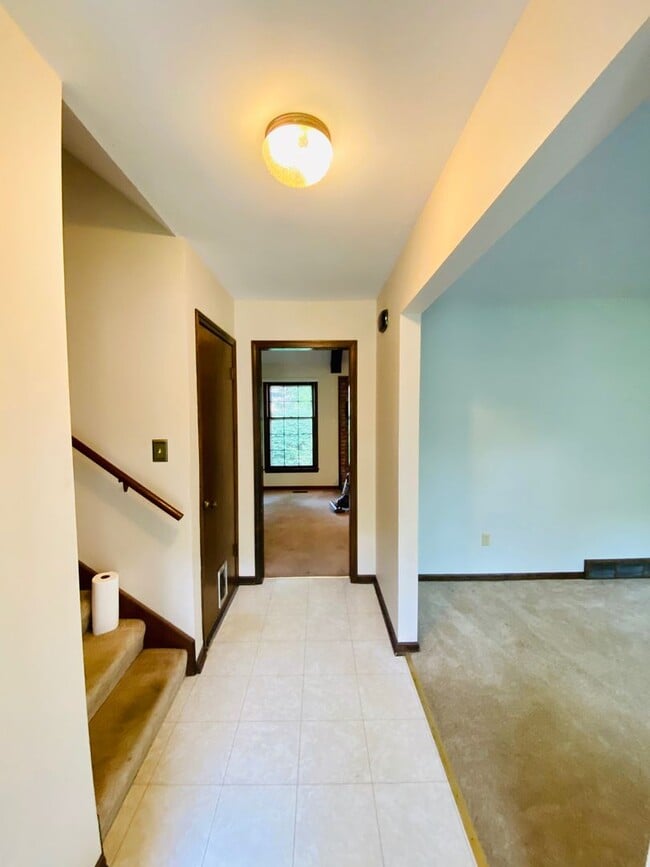 Building Photo - {12119} Spacious Home in Fantastic Locatio...