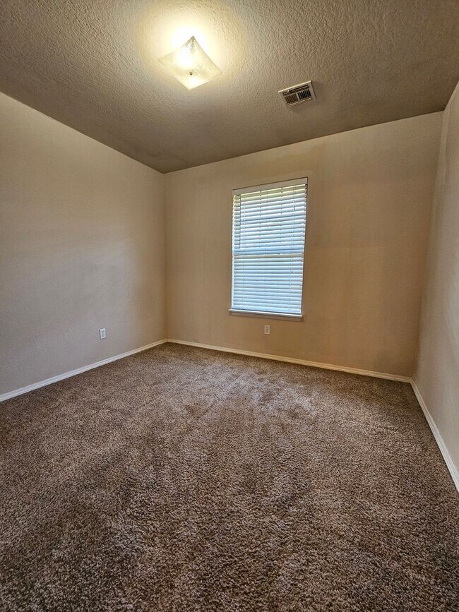 Building Photo - (3) Bed/(2) Bath Available NOW! Pet Negoti...