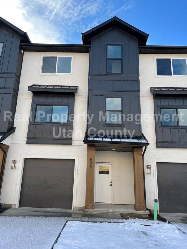 Building Photo - American Fork Town home small pet friendly