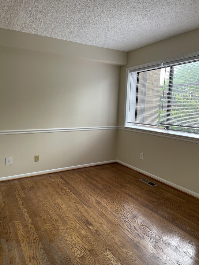 Building Photo - 3095 Hawthorne Dr NE