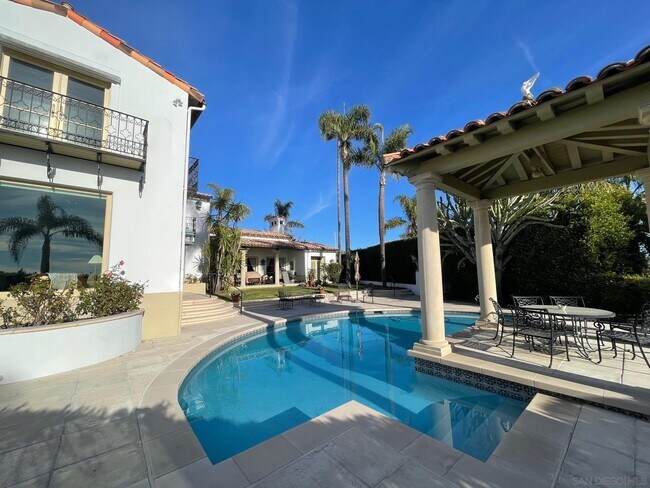 Building Photo - 6692 La Jolla Scenic S Dr