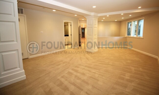 Building Photo - 309 Crown Rd
