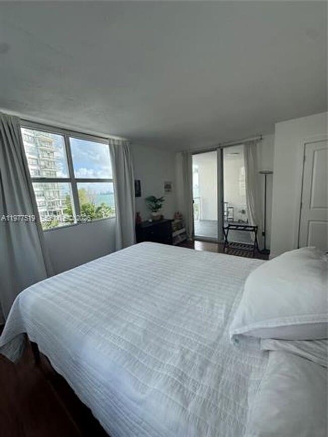 Building Photo - 1420 Brickell Bay Dr