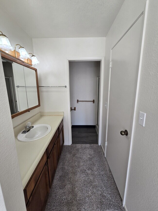 Building Photo - Walking distance to shopping and restauran...