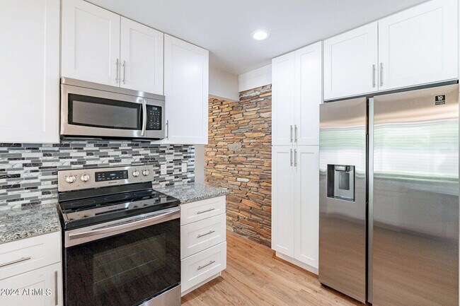 Building Photo - 110 W Seldon Ln