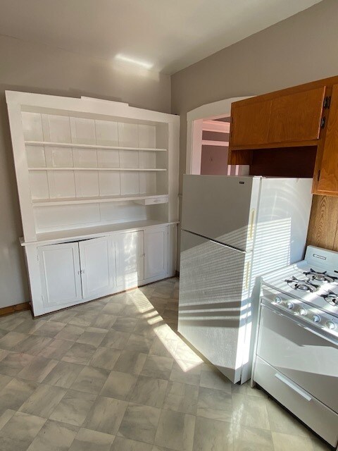 Building Photo - 850 W Cornelia Ave