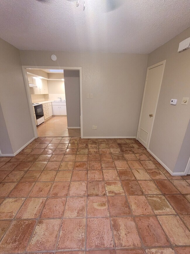 Building Photo - 2 bed 2 bath townhome with 1 car garage