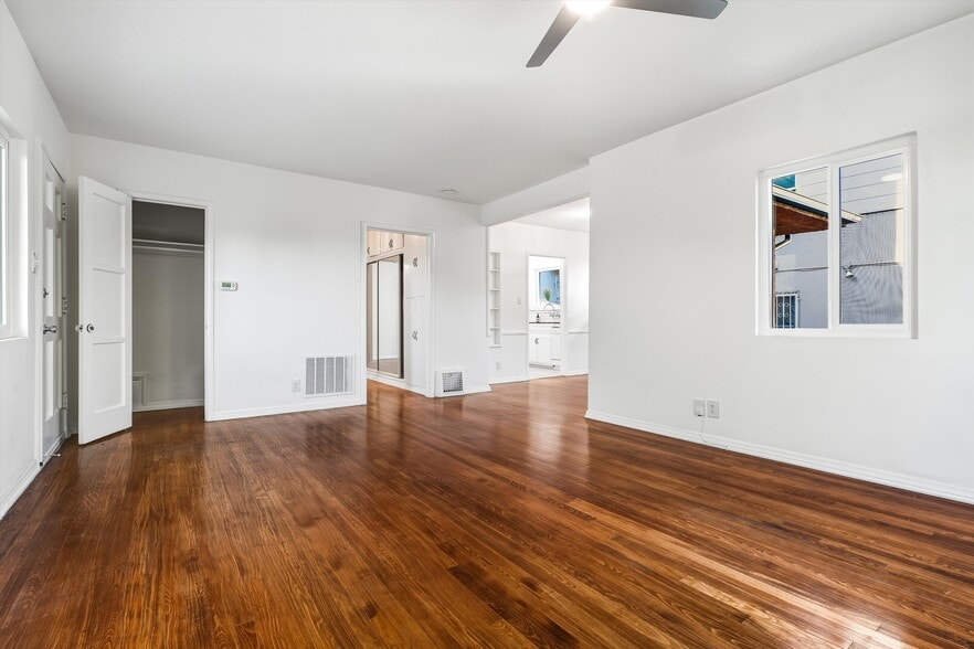 Building Photo - 1319 S Mansfield Ave