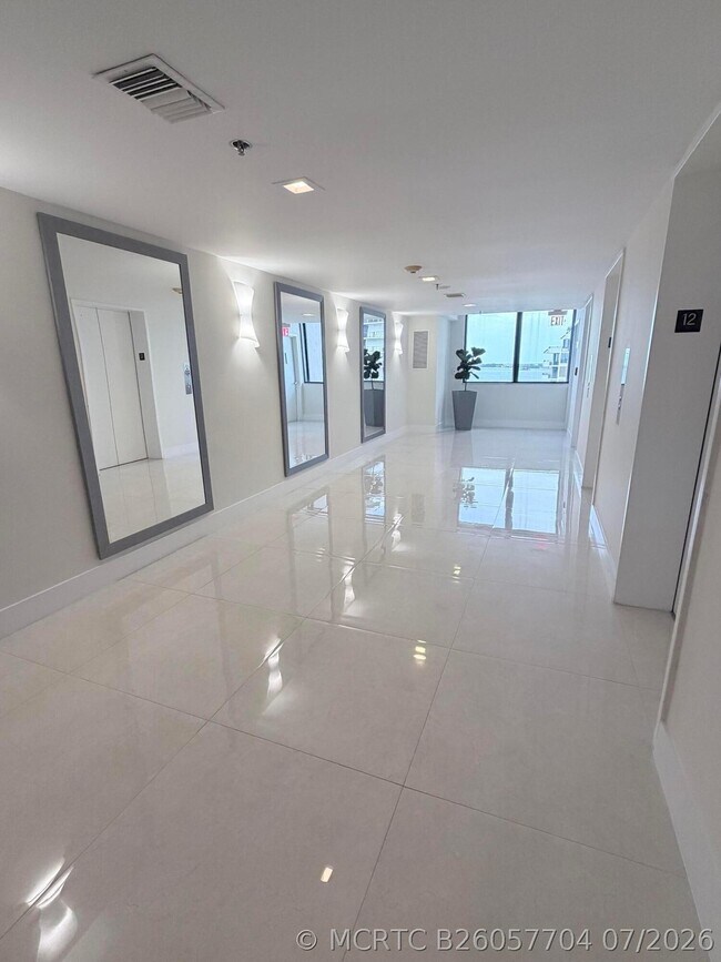 Building Photo - 540 Brickell Key Dr