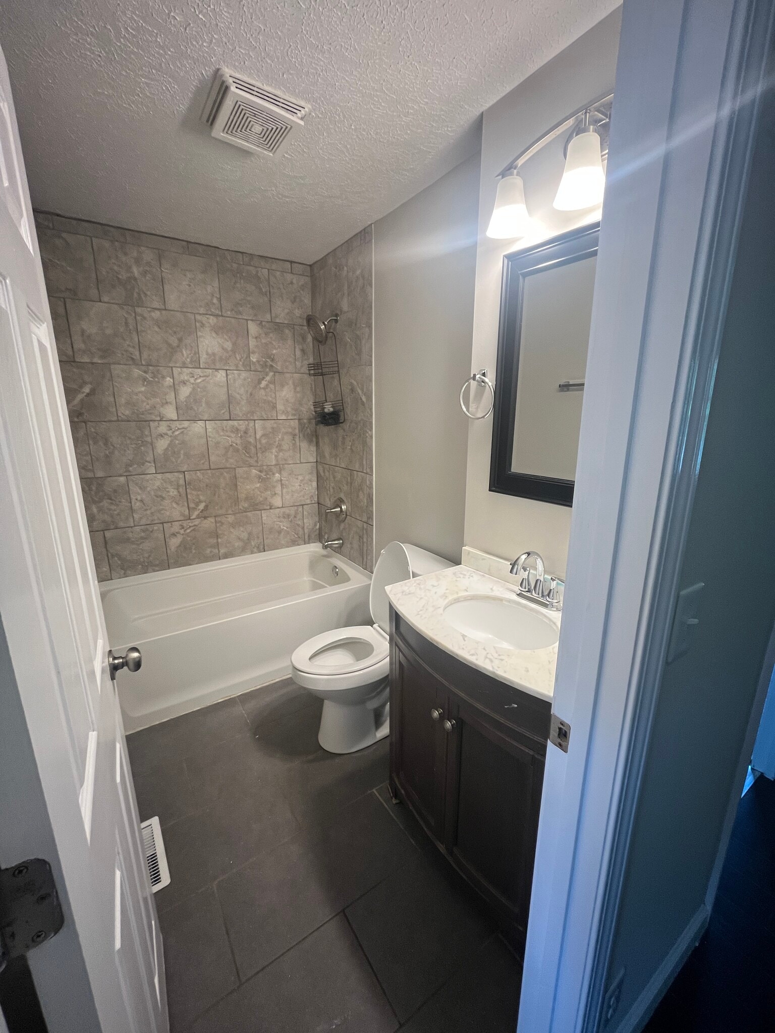 Full bath 2 - shower/tub - 6610 Vandre Ave