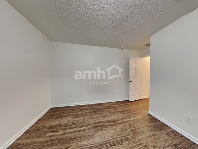 Building Photo - 448 Sarah Towers Ln
