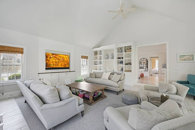 Building Photo - 121 Post Ln