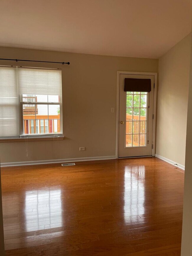 Building Photo - 927 Genesee Dr